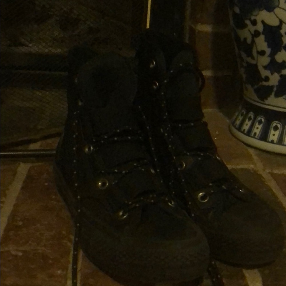 Chuck Taylor’s! Size 6!